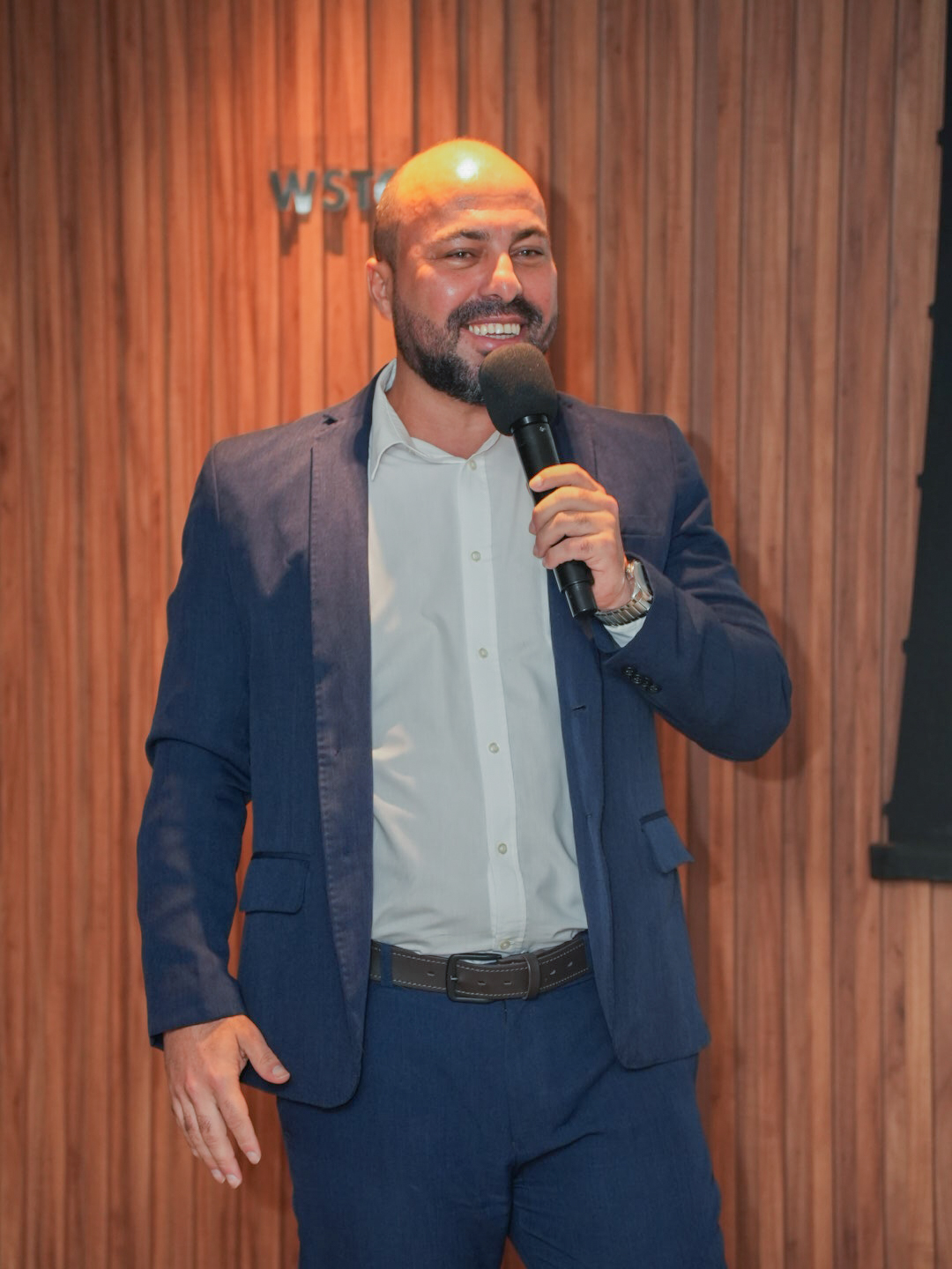 Luiz Fonseca conduzindo uma experiência presencial